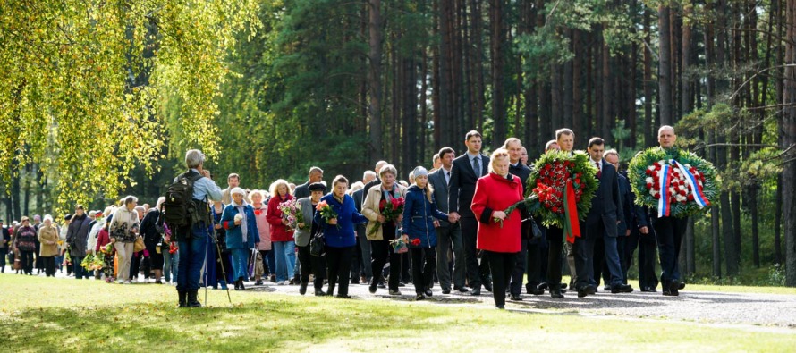 Церемония у мемориала в Саласпилсе