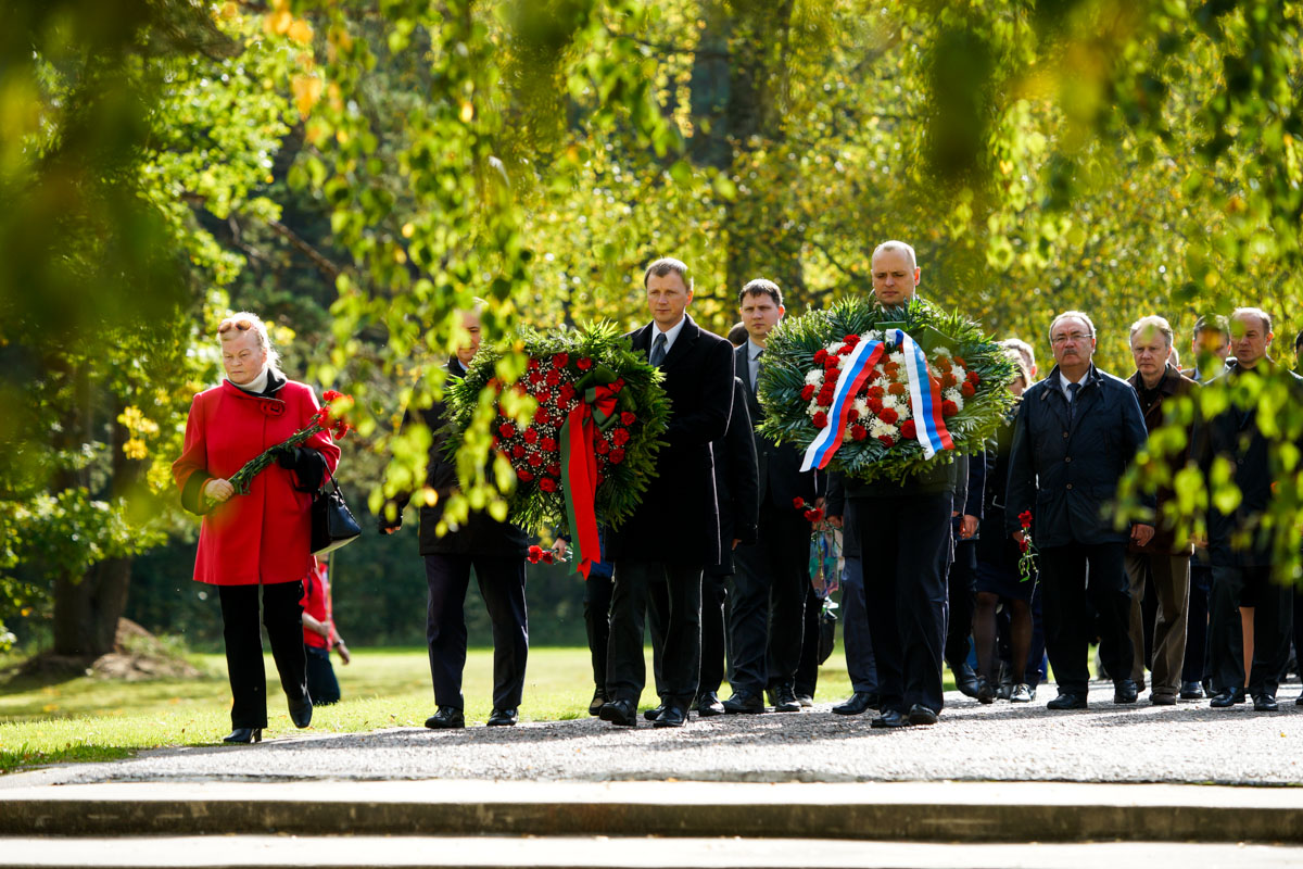 Церемония у мемориала в Саласпилсе