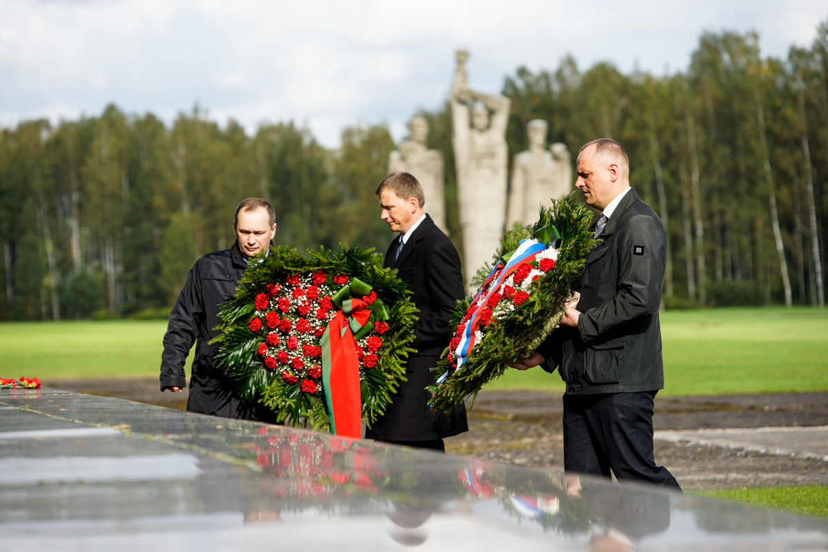 Церемония у мемориала в Саласпилсе