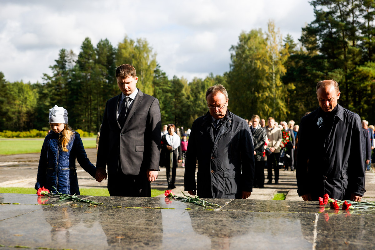 Церемония у мемориала в Саласпилсе