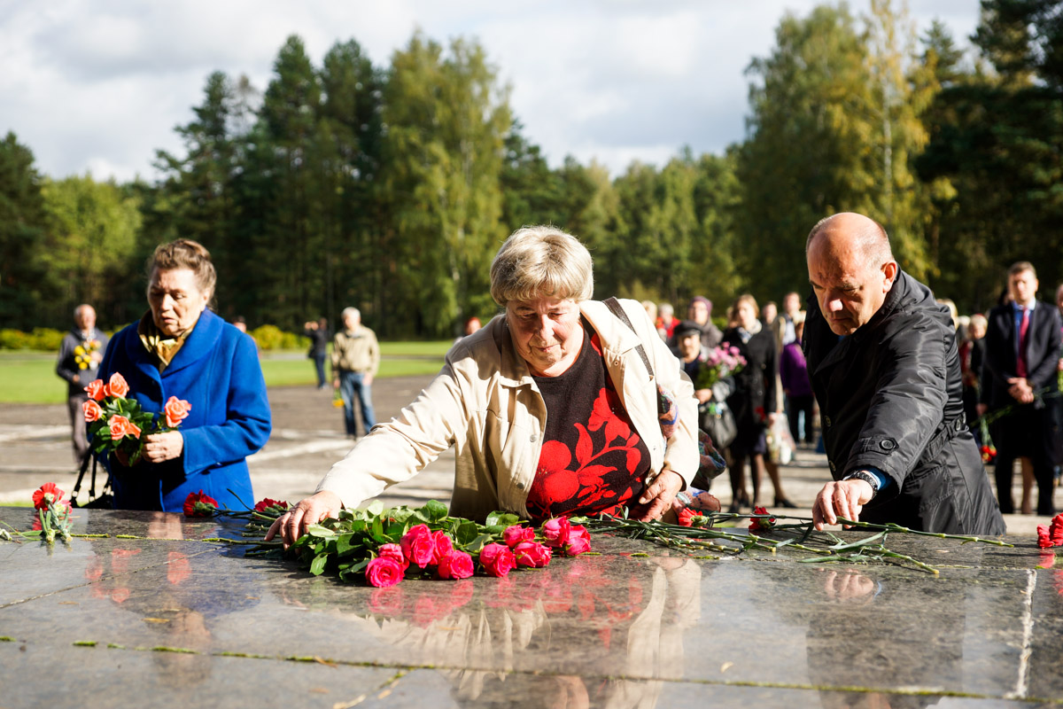 Церемония у мемориала в Саласпилсе