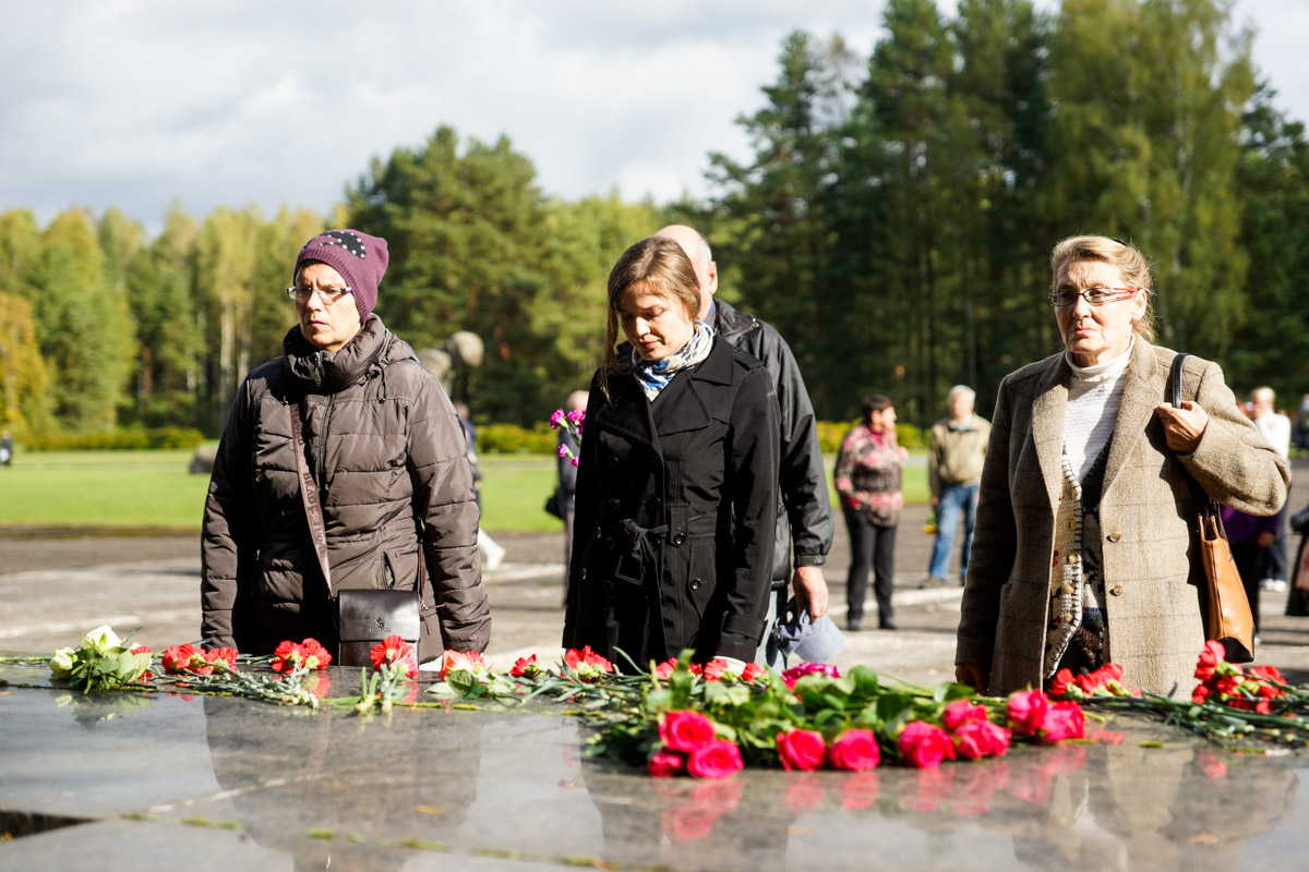 Церемония у мемориала в Саласпилсе