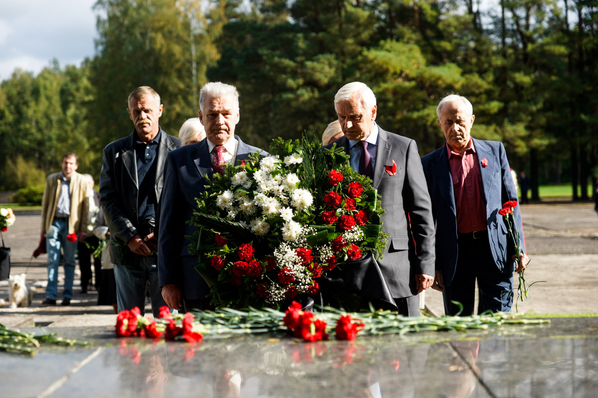 Церемония у мемориала в Саласпилсе