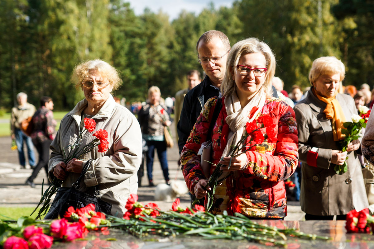 Церемония у мемориала в Саласпилсе