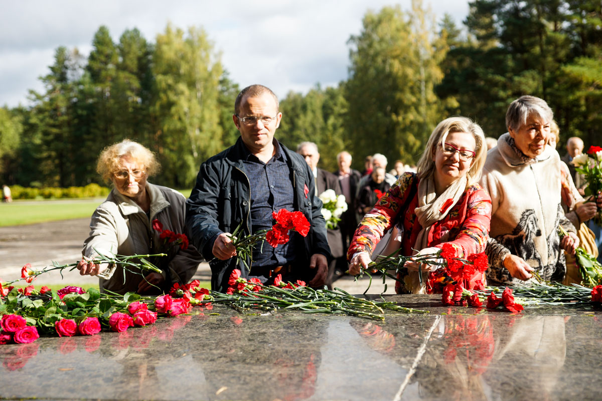 Церемония у мемориала в Саласпилсе