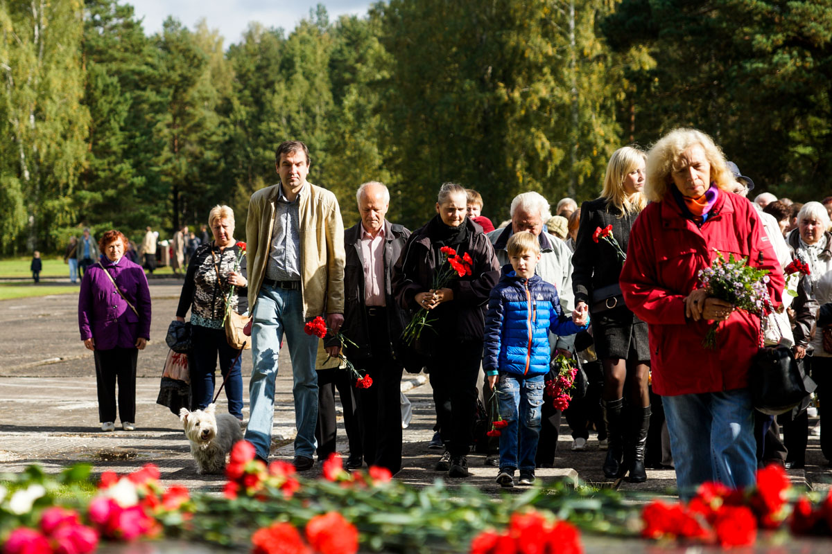 Церемония у мемориала в Саласпилсе