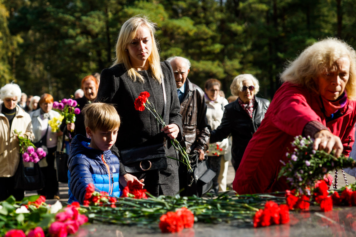 Церемония у мемориала в Саласпилсе