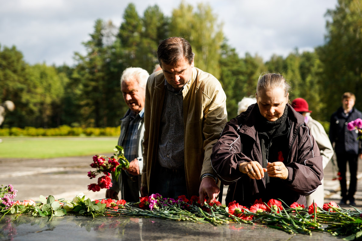 Церемония у мемориала в Саласпилсе