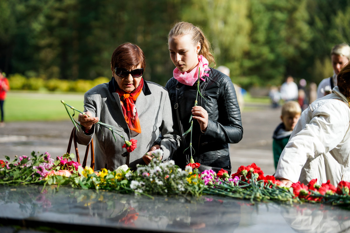 Церемония у мемориала в Саласпилсе