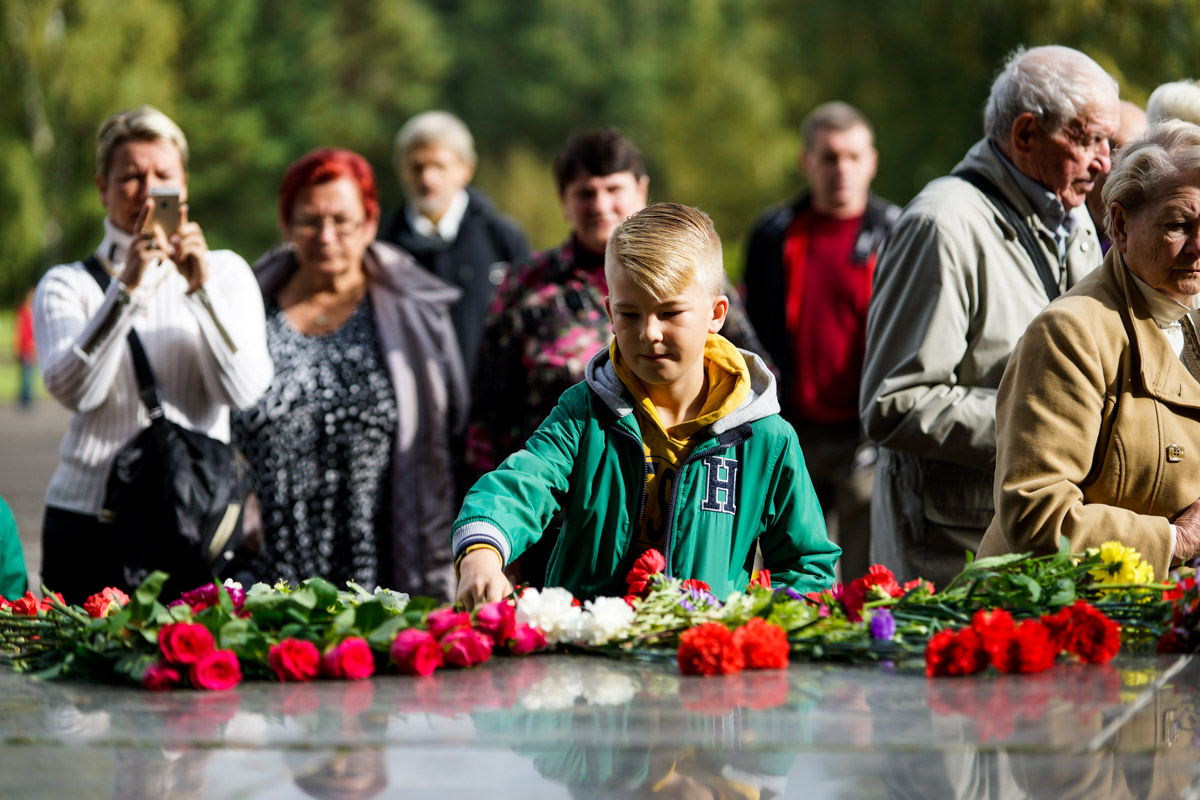 Церемония у мемориала в Саласпилсе