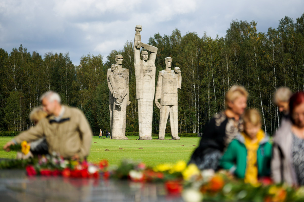 Церемония у мемориала в Саласпилсе