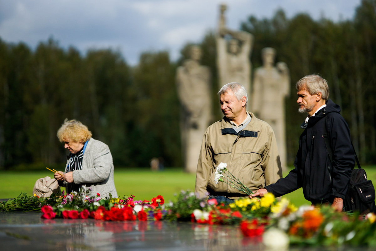 Церемония у мемориала в Саласпилсе