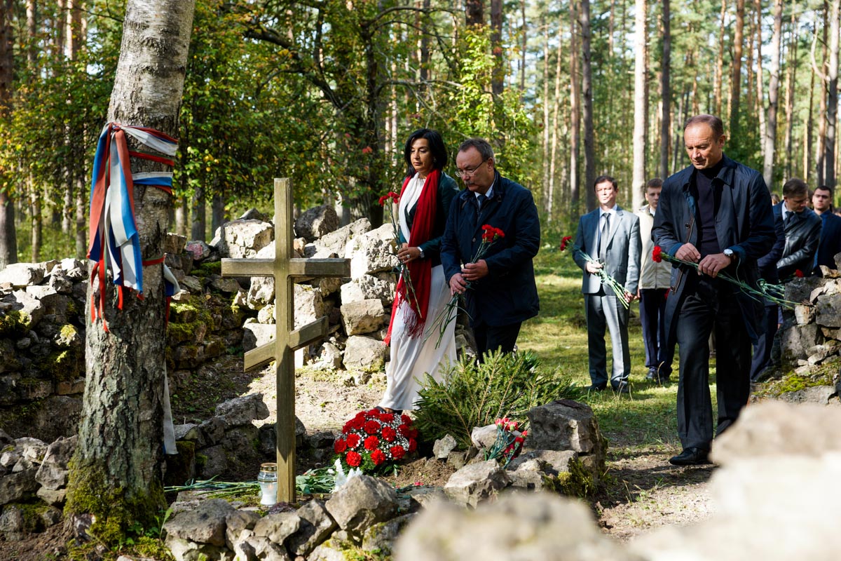 Церемония у мемориала в Саласпилсе