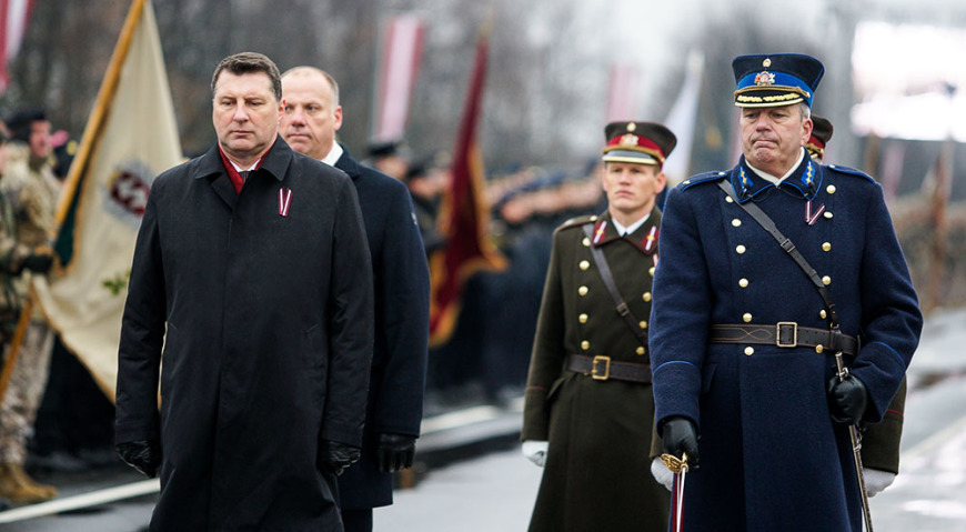 Президент, адьютант, министр обороны, командующий вооружёнными силами и командующий парадом обходят построенные войска