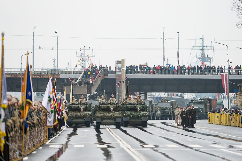 Военный парад в День Независимости Латвии