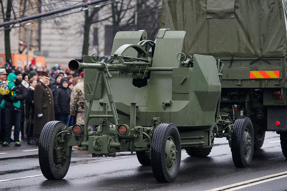 Военный парад в День Независимости Латвии