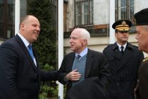 Сенатор Маккейн в Латвии