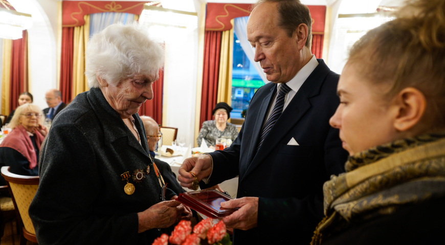 Посол России в Латвии Александр Вешняков вручил медали ветеранам