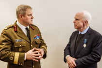 Сенатор Маккейн получил эстонский орден
