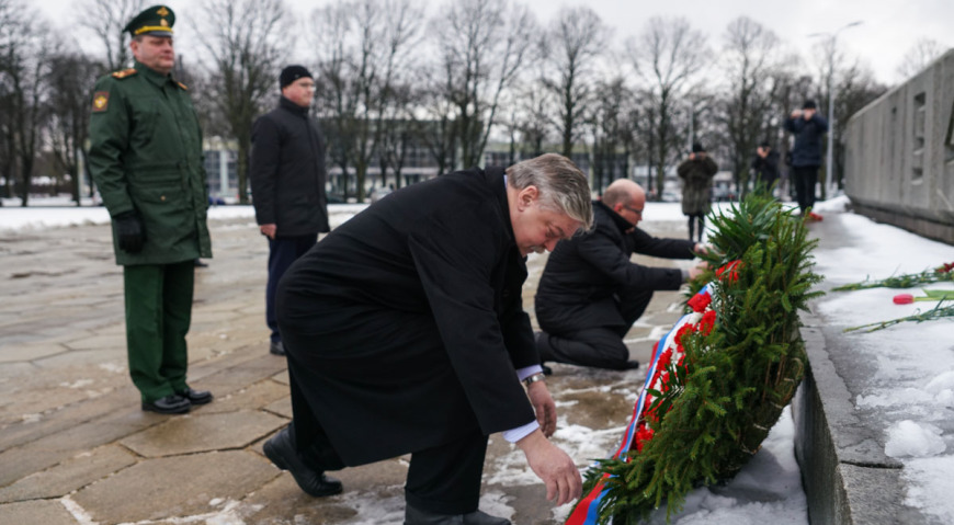 Венки возложили посол России Евгений Лукьянов и от посольства Республики Беларусь советник-посланник Мицкевич Ярослав Сергеевич