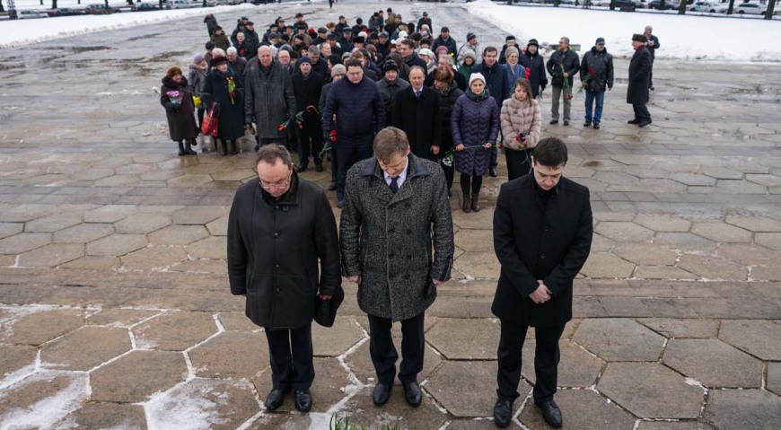 У Памятника Освободителям собралось около 150 человек