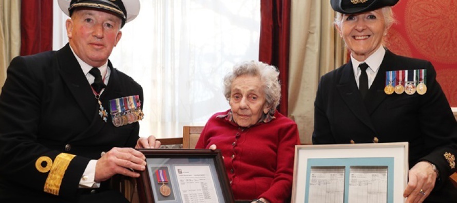 Ветеран Royal Navy получила «Медаль за службу»