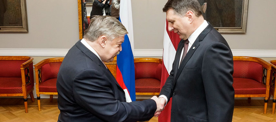 Посол России вручил грамоты президенту Латвии