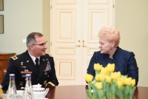 Президент Литвы рекомендует перенести штабы