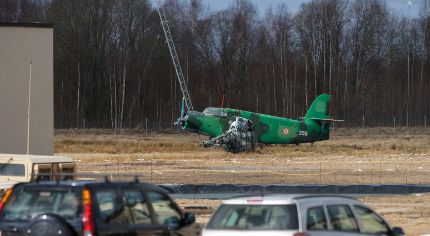 Фюзеляж АН-2 на территории авиабазы в Лиелварде