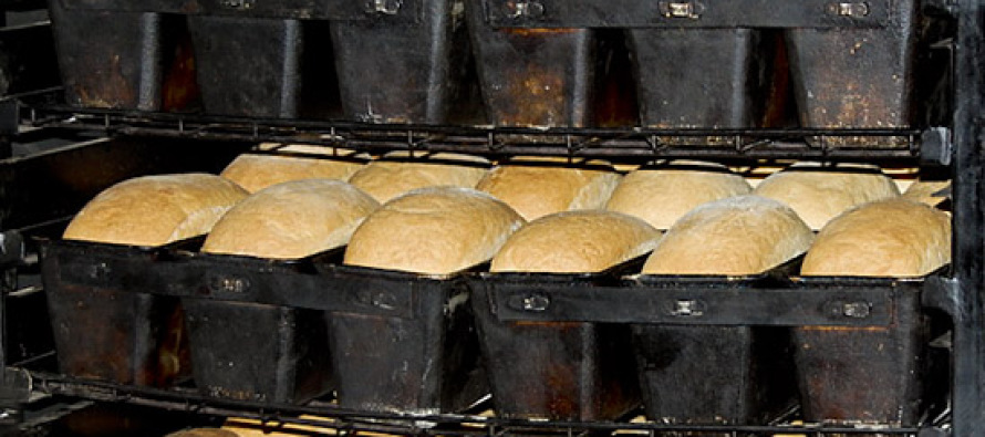Военные хлебопёки выпекают горячий хлеб