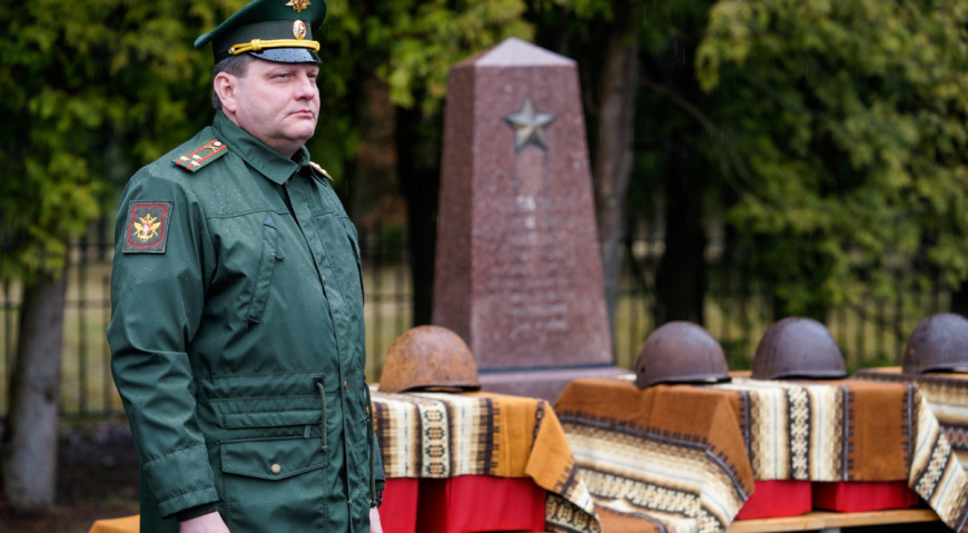 Митинг вёл военный атташе России полковник Лобов Андрей Николаевич