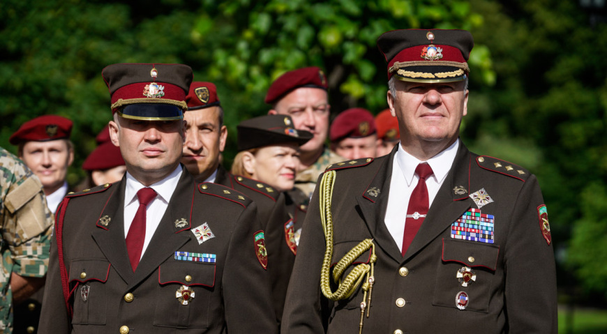 Командир Военной полиции полковник Талис Майорс (справа)