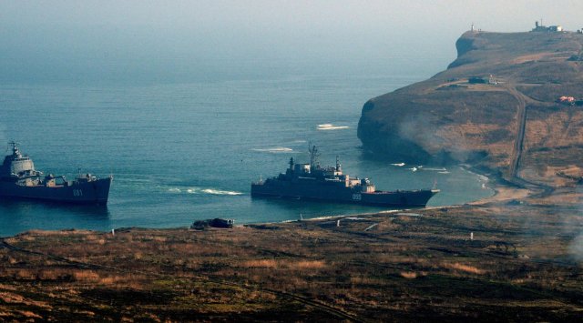 Korabli-Tikhookeanskogo-flota-u-berega-o