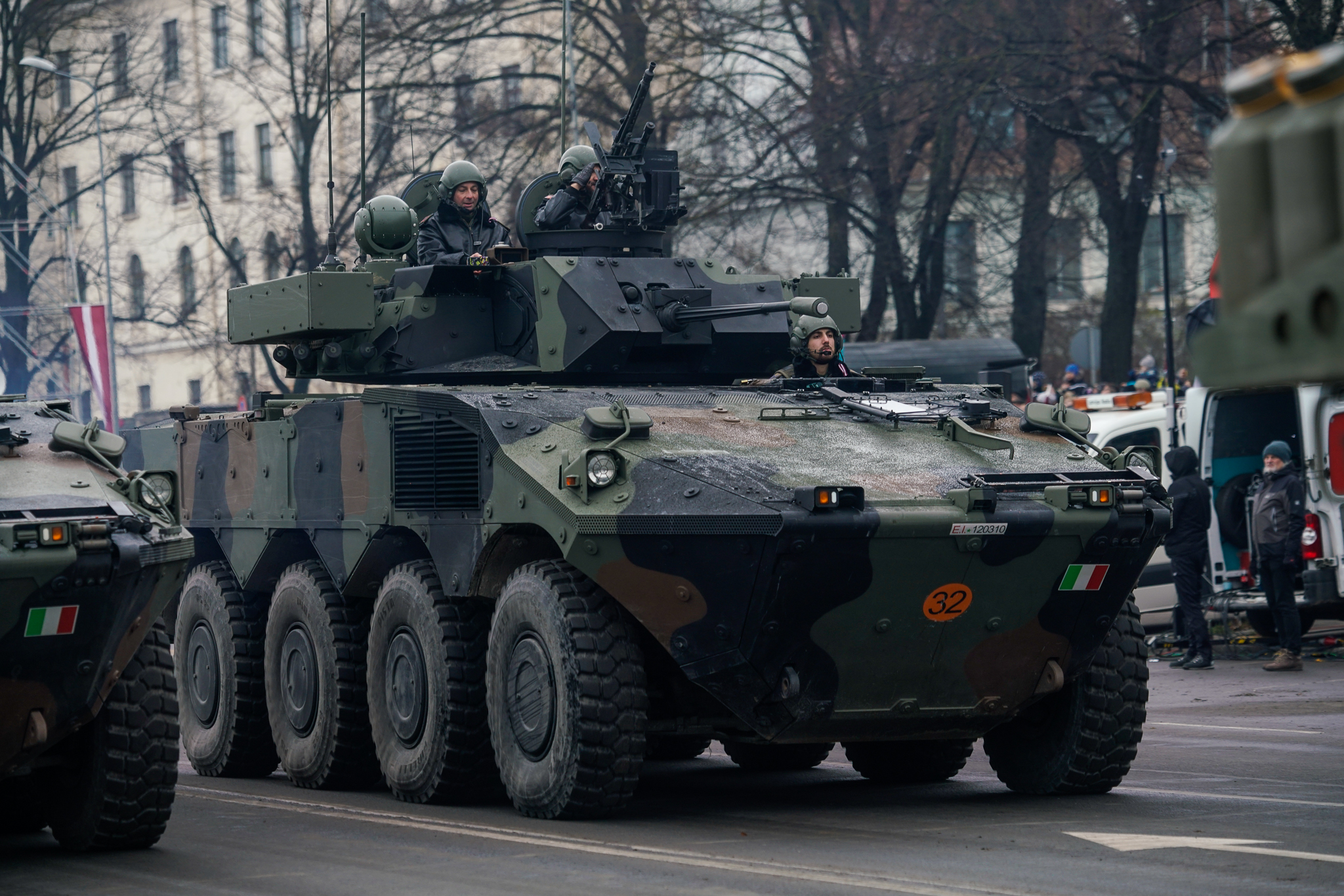 Парад в День независимости Латвии