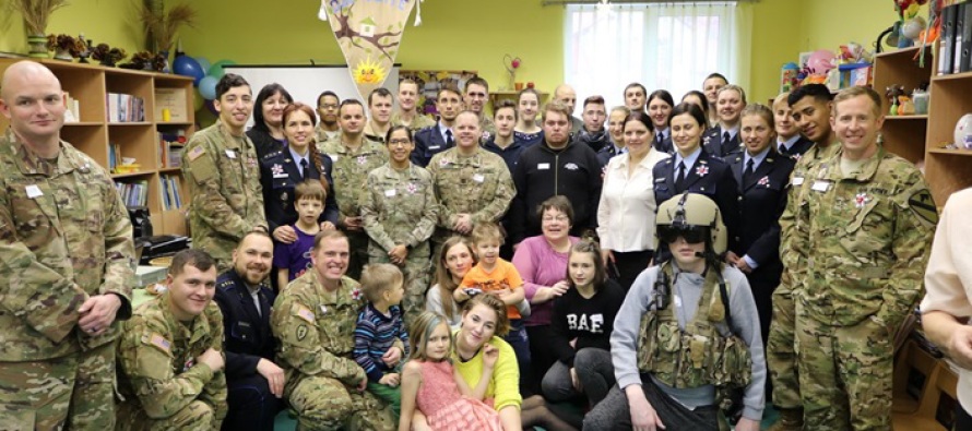 Благотворительный визит солдат США в детский центр