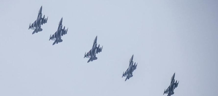 12 истребителей F-16 прибыли в Эстонию из США