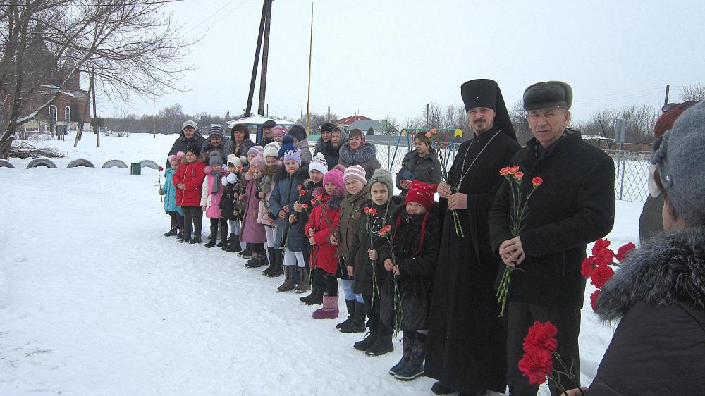 Митинг в сельской школе в Туровке