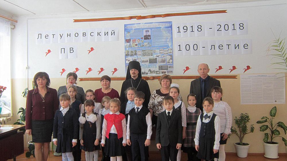 Митинг в сельской школе в Туровке