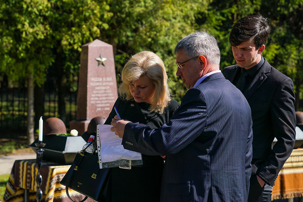 Церемония захоронения в Ропажи