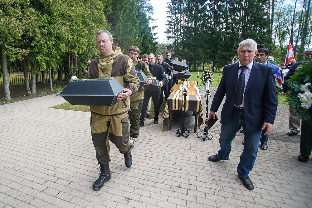Церемония захоронения в Ропажи