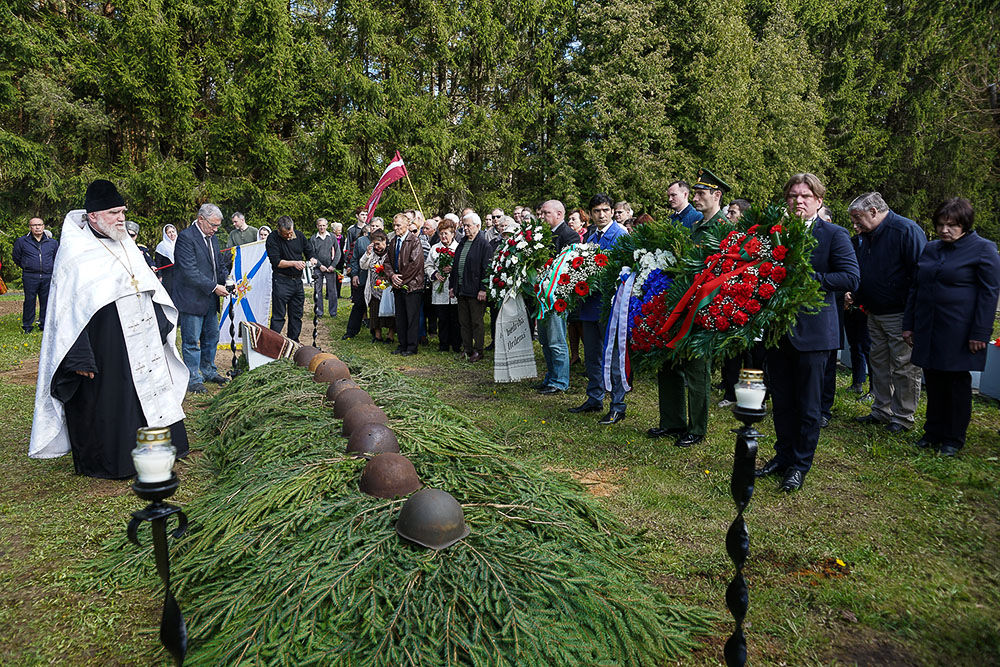 Церемония захоронения в Ропажи