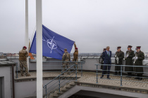 Флаг НАТО над башней Святого Духа Рижского замка