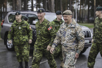 Командующий сухопутными силами Канады посетил базу в Адажи