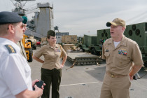 Визиты на корабль USS Fort McHenry