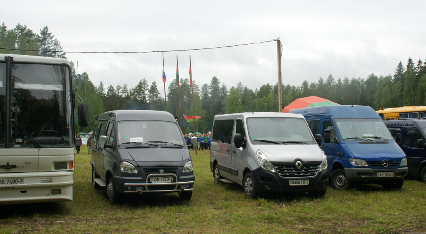 Стоянка автомашин на Кургане дружбы