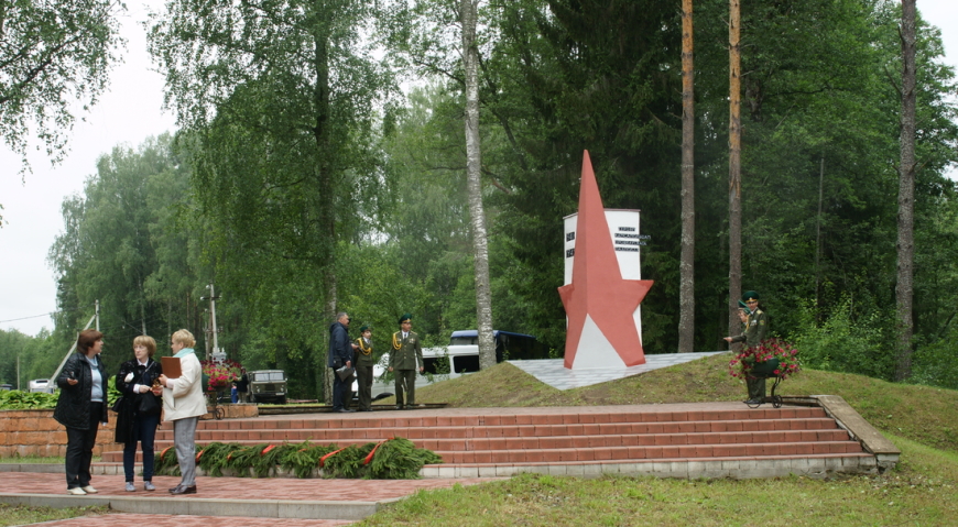 Памятник подпольной организации деревни Прошки на белорусской стороне