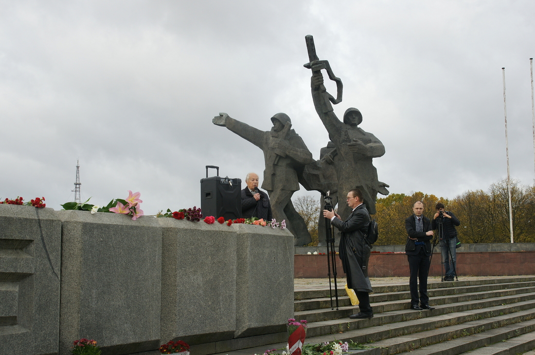 День освобождения Риги. У памятника