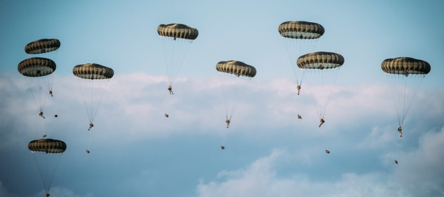100 парашютистов приземлились на аэродроме Нурми в Эстонии