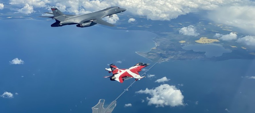 Бомбардировщики B-1 Lancer в небе над Балтикой