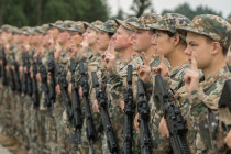 24 молодых солдата в Алуксне окончили основной курс военного обучения